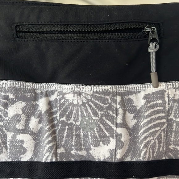 Lululemon Pace Setter Skirt. Beachy floral white fossil/black. EUC Size 2 - Picture 5 of 9
